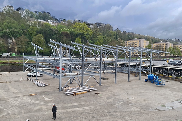 Le montage de la super structure du parking du CHR Namur (Belgique) vient de débuter.